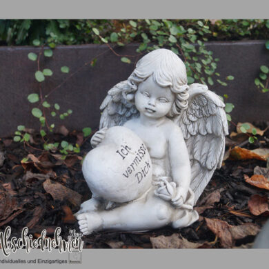 Engel sitzend mit Herz und Rose